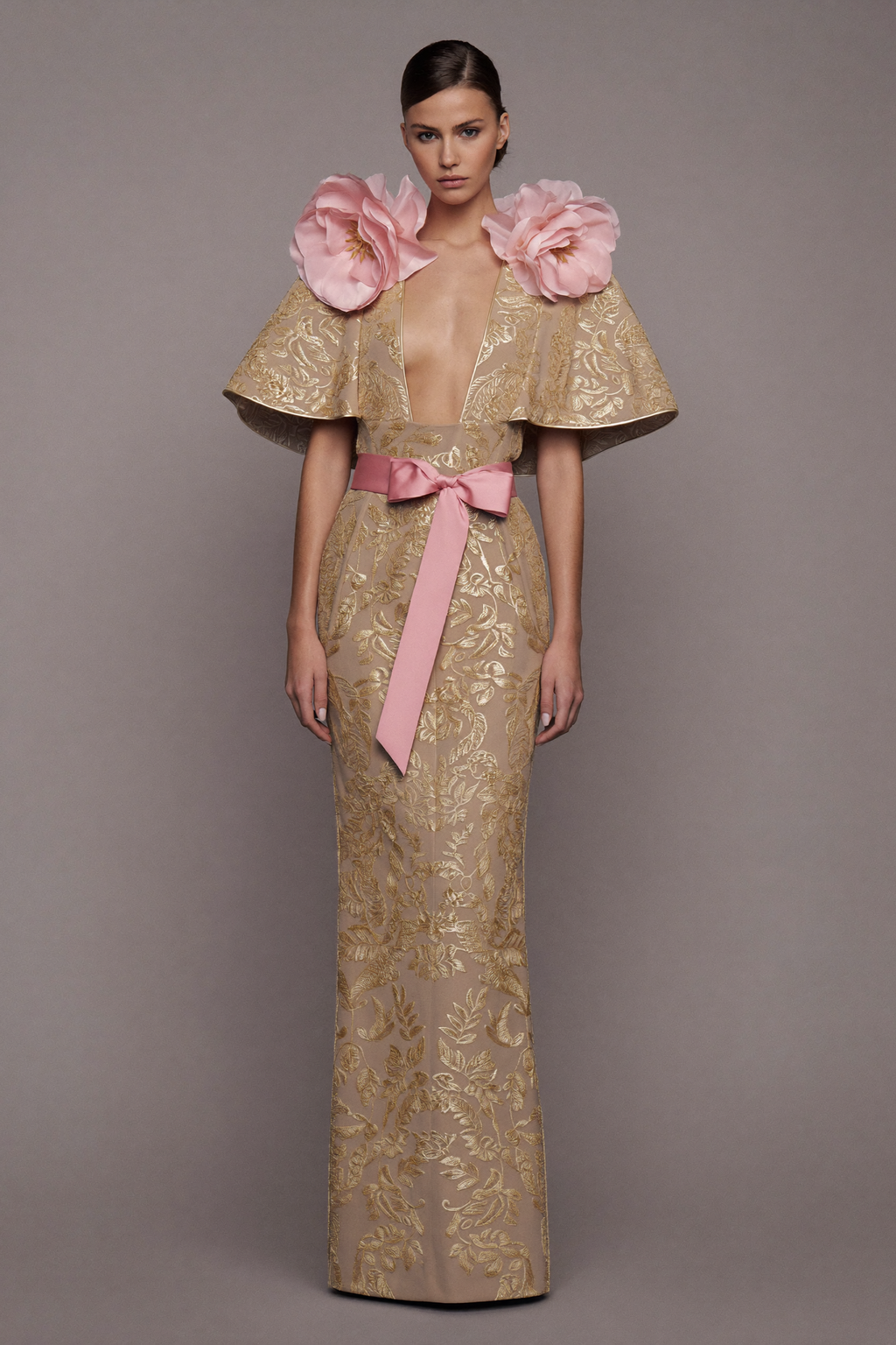 Vestido con Capelina y Bordados Florales