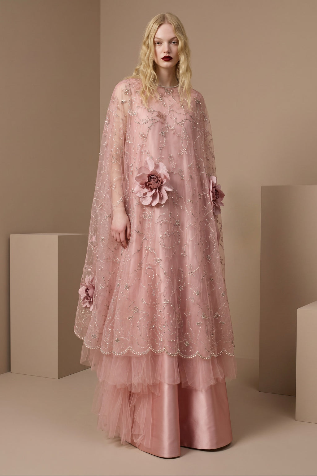 Vestido de corte A con mangas capa florales